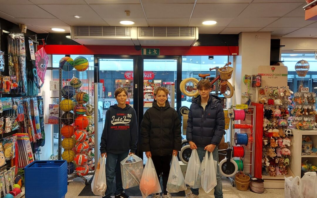 Tieners spelen voor Sinterklaas